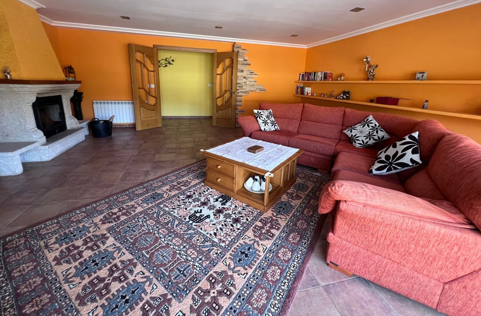 Salón con chimenea